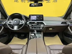 2022 BMW 5 Series 530Li M, синий — фото 43