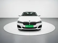 2022 BMW 5 Series 535Le PHEV M Sport Package, белый — фото 2