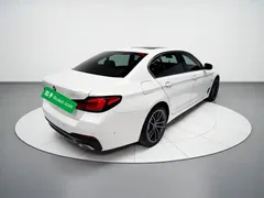 2022 BMW 5 Series 535Le PHEV M Sport Package, белый — фото 6