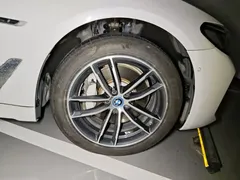 2022 BMW 5 Series 535Le PHEV M Sport Package, белый — фото 8