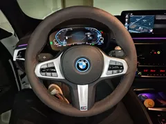 2022 BMW 5 Series 535Le PHEV M Sport Package, белый — фото 11