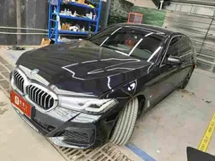 2022 BMW 5 Series 5 530Li M, чёрный — фото 1