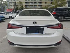 2022 Lexus ES 300h, белый — фото 4