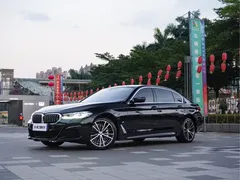 2021 BMW 5 Series 530Li Leading M Sport Package, чёрный — фото 1