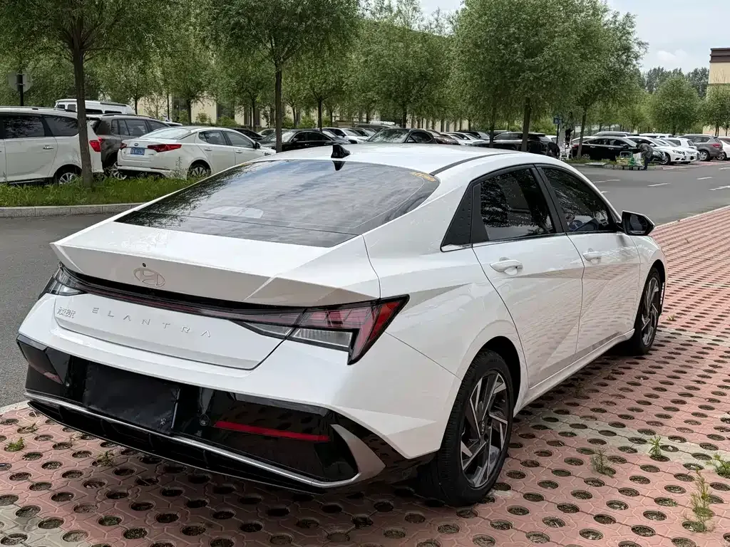 2023 Hyundai Elantra 1.5L CVT LUX