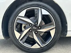 2021 Hyundai Elantra 1.5L CVT LUX, белый — фото 18