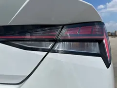 2021 Hyundai Elantra 1.5L CVT LUX, белый — фото 21