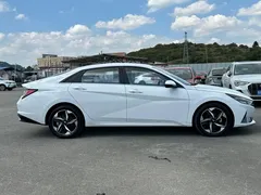 2021 Hyundai Elantra 1.5L CVT LUX, белый — фото 23