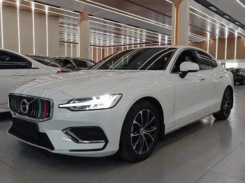2022 Volvo S60 B4