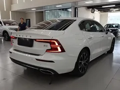 2022 Volvo S60 B4, белый — фото 3