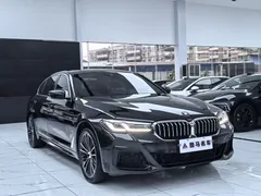 2023 BMW 5 Series 530Li M, синий — фото 3