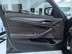 2023 BMW 5 Series 530Li M, синий — фото 4