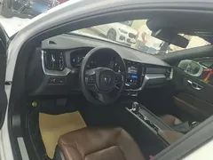 2022 Volvo XC60 B5, белый — фото 9