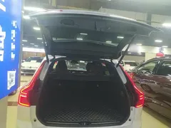 2022 Volvo XC60 B5, белый — фото 18