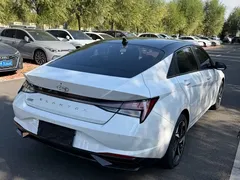 2022 Hyundai Elantra 1.5L CVT LUX, белый — фото 5