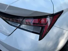2022 Hyundai Elantra 1.5L CVT LUX, белый — фото 13