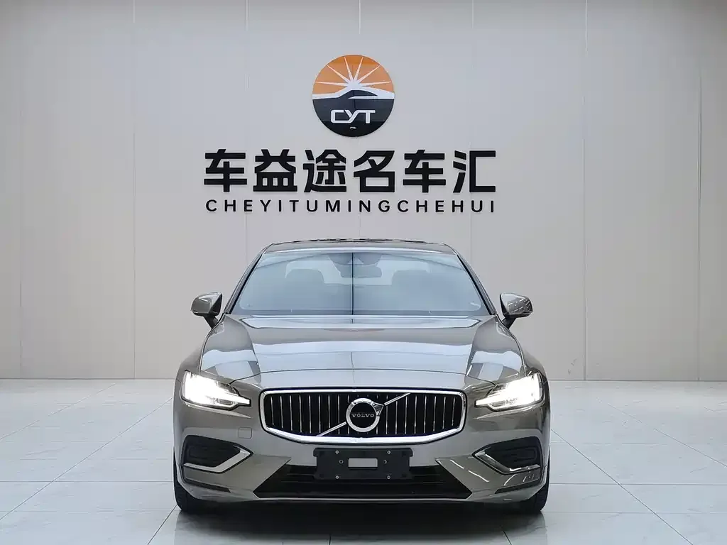 2022 Volvo S60 B4