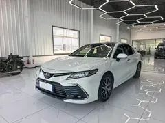 2021 Toyota Camry 2.5G Luxury, белый — фото 1