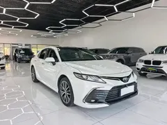 2021 Toyota Camry 2.5G Luxury, белый — фото 2