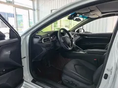 2021 Toyota Camry 2.5G Luxury, белый — фото 3