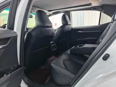 2021 Toyota Camry 2.5G Luxury, белый — фото 5