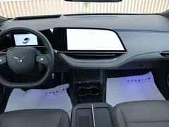 2025 Hongqi EH7 640 4WD — фото 9