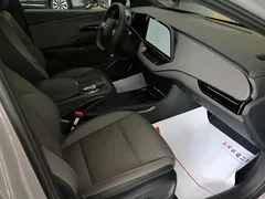 2025 Hongqi EH7 640 4WD — фото 12