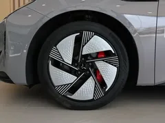 2025 Hongqi EH7 640 4WD — фото 16