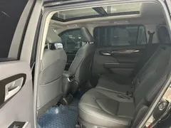 2023 Toyota Highlander 2.5L Hybrid 4WD Premium 7-seat, чёрный — фото 7