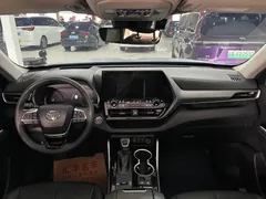2023 Toyota Highlander 2.5L Hybrid 4WD Premium 7-seat, чёрный — фото 8