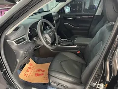 2023 Toyota Highlander 2.5L Hybrid 4WD Premium 7-seat, чёрный — фото 9