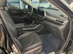 2023 Toyota Highlander 2.5L Hybrid 4WD Premium 7-seat, чёрный — фото 11