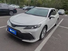 2021 Toyota Camry 2.0G Luxury, белый — фото 1