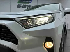 2022 Toyota RAV4 Hybrid 2.5L E-CVT 2WD Elite, белый — фото 17
