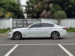 2021 BMW 5 Series 530Li Luxury Package, белый — фото 3