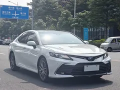 2021 Toyota Camry Hybrid 2.5HG Luxury, белый — фото 3