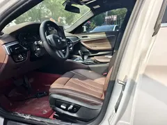 2021 BMW 5 Series 530Li Leading M Sport Package, белый — фото 4