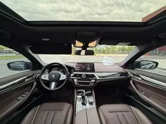 2022 BMW 5 Series 525Li M Sport Package, чёрный — фото 9