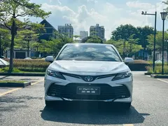 2023 Toyota Camry 2.5G Luxury, белый — фото 2
