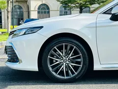 2023 Toyota Camry 2.5G Luxury, белый — фото 6