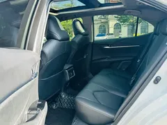 2023 Toyota Camry 2.5G Luxury, белый — фото 12