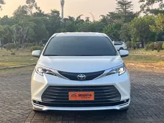 2023 Toyota Sienna 2.5L Hybrid Premium, белый — фото 2