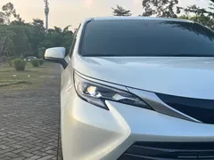 2023 Toyota Sienna 2.5L Hybrid Premium, белый — фото 6