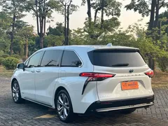 2023 Toyota Sienna 2.5L Hybrid Premium, белый — фото 22