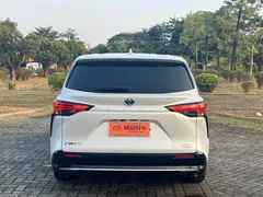2023 Toyota Sienna 2.5L Hybrid Premium, белый — фото 23