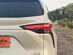 2023 Toyota Sienna 2.5L Hybrid Premium, белый — фото 25
