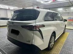 2023 Toyota Sienna 2.5L, белый — фото 9
