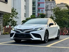 2023 Toyota Camry Hybrid 2.5HS Fashion, белый — фото 1