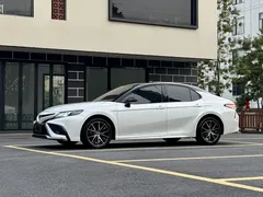 2023 Toyota Camry Hybrid 2.5HS Fashion, белый — фото 2