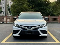2023 Toyota Camry Hybrid 2.5HS Fashion, белый — фото 3